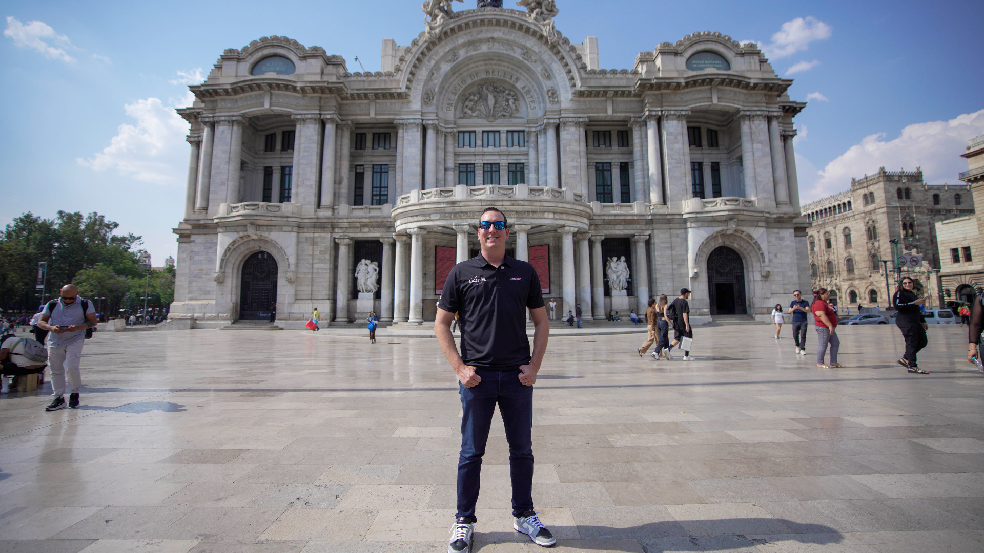 Kyle Busch vive una experiencia chilanga previo al NASCAR Mexico City Weekend
