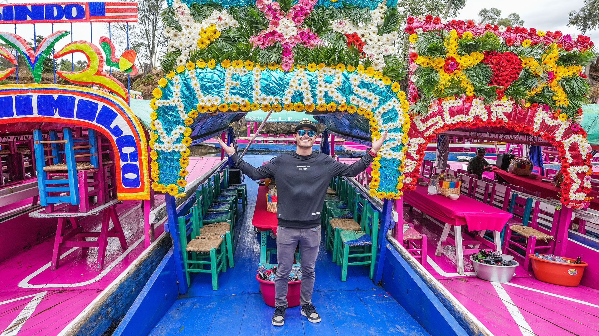 Kyle Larson navega por Xochimilco previo al NASCAR Mexico City Weekend